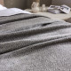 biella-plomb-couverture-laine-d-agneau-dessin-chevron-toison-d-or