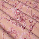 Toile-de-jouy-percale-de-coton-ludivine-fond-rose-poudre-ameublement-et-sièges-thevenon
