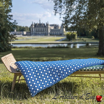 tissu-exterieur-outdoor-cannage-velours-bleu-fond-écru-thevenon