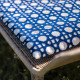 tissu-exterieur-outdoor-cannage-velours-bleu-fond-écru-thevenon
