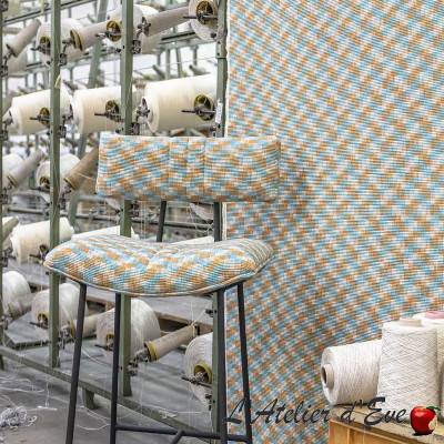 tissu-brodé-Griffa-chaise-situation-ameublement-et-sièges-casal