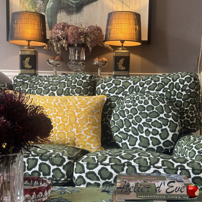 Toile-coton-lin-brodée-canapé-vert-Coup-de-Griffe-coussin-june-Thevenon