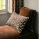 Toile-coton-lin-brodée-coussin-marron-Coup-de-Griffe-jaune-Thevenon